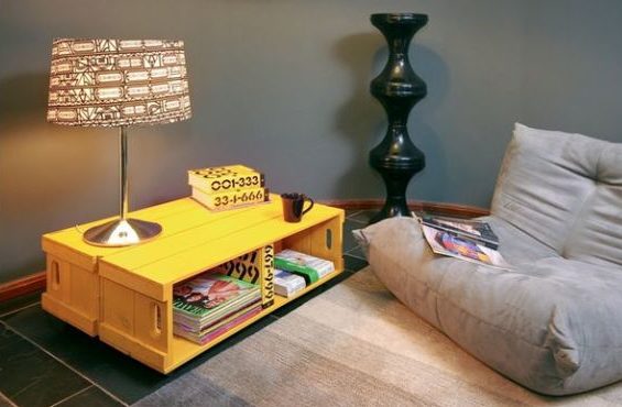 mesa de caixa de madeira colorida