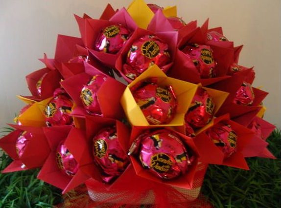 bouquet de bombom e papel