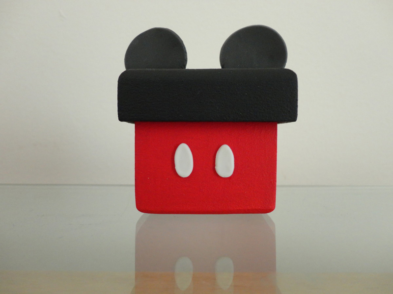 caixa com orelhas do Mickey