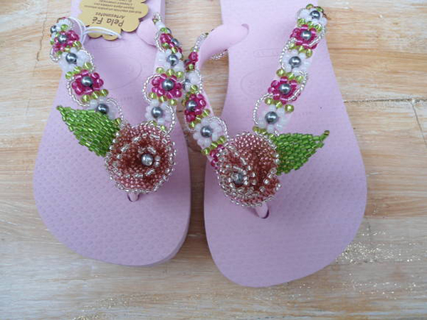 chinelo com rosa de miçanga