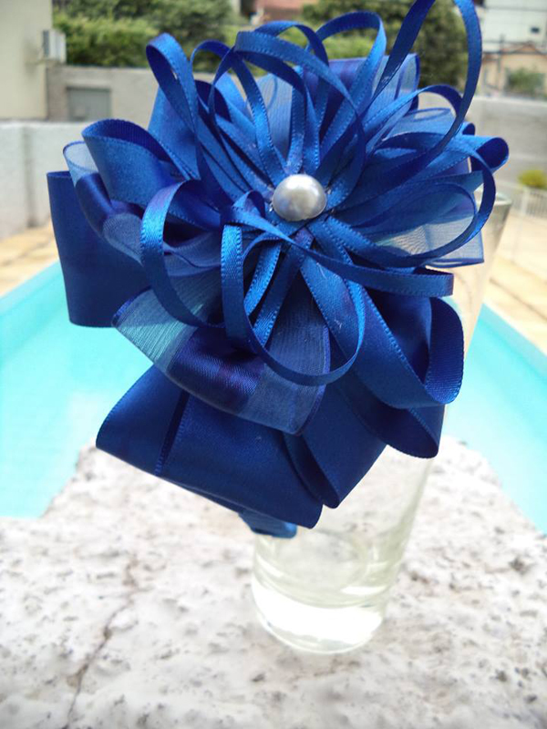 flor de fita de cetim azul escuro