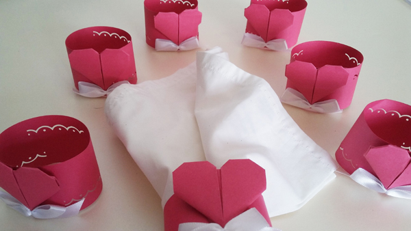 origami de coração no guardanapo