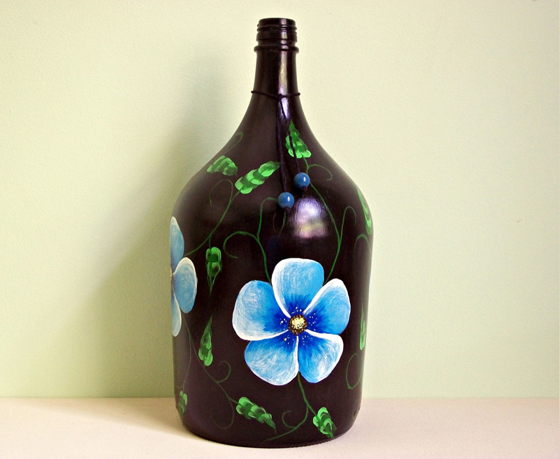 garrafa de vidro pintada com flor