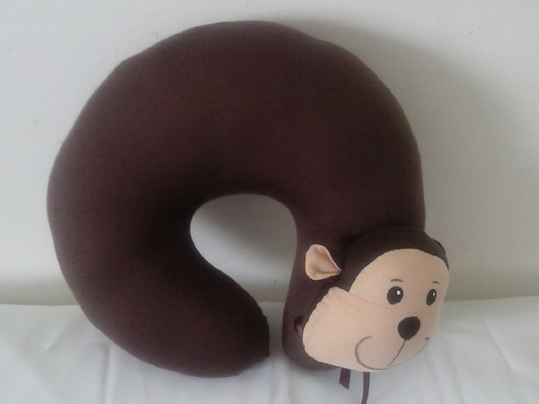 almofada artesanal de pescoço macaco