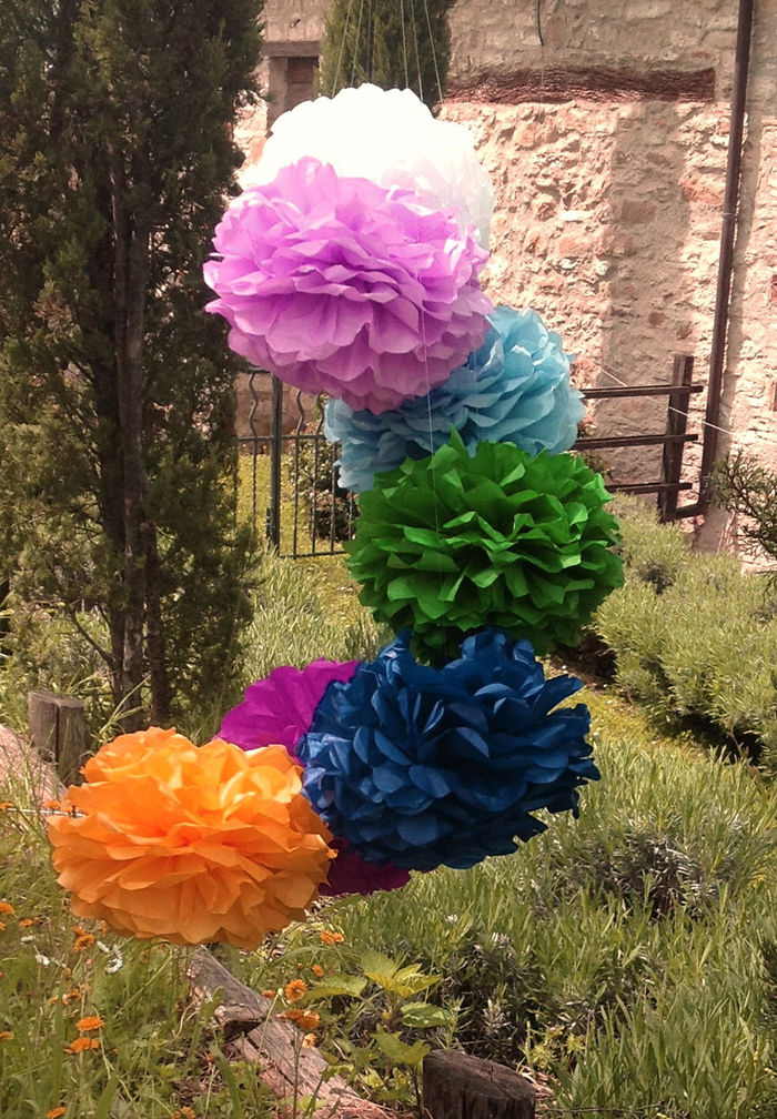 pompom de papel de seda no jardim