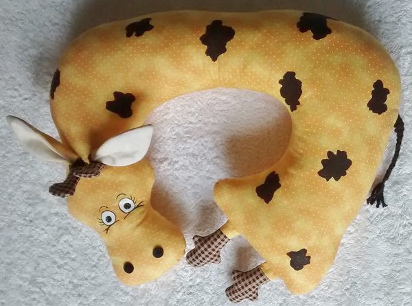 almofada artesanal de pescoço girafa