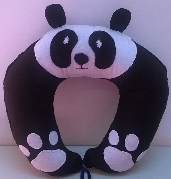 almofada artesanal de pescoço panda