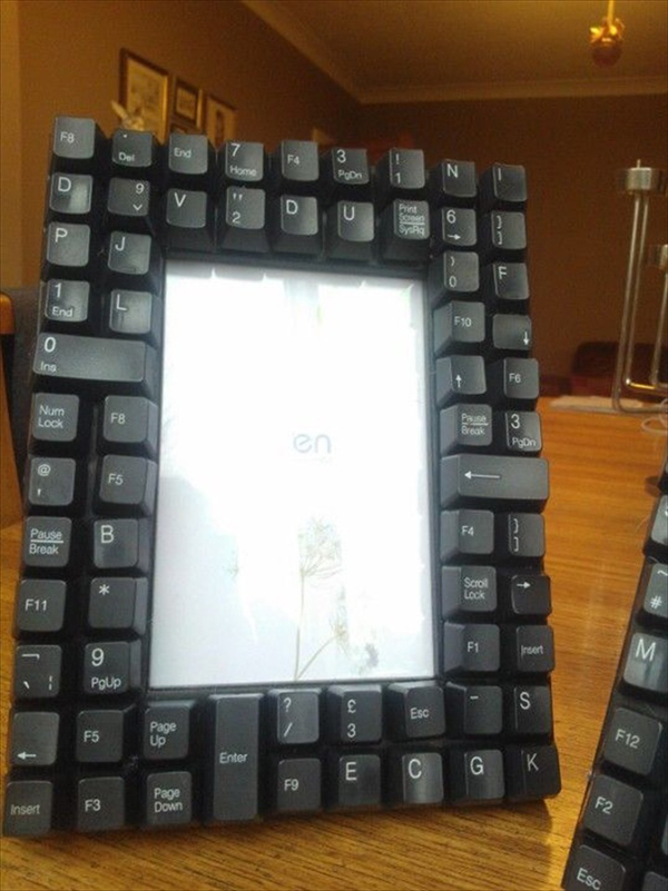 teclado antigo como moldura