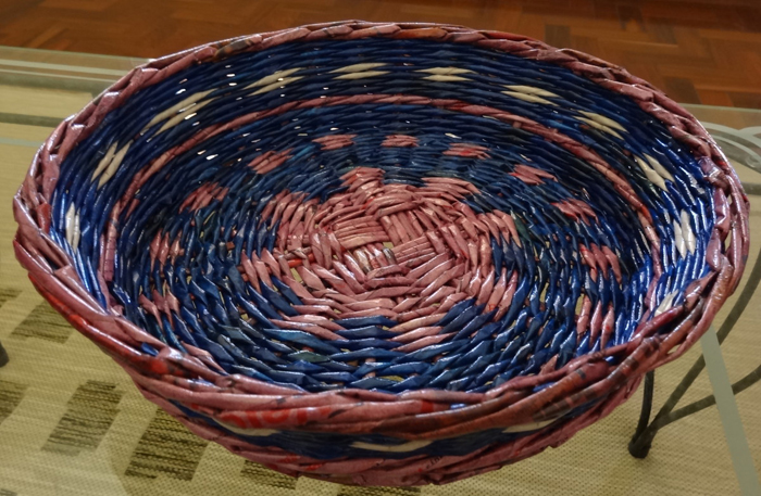 cestaria de jornal colorida