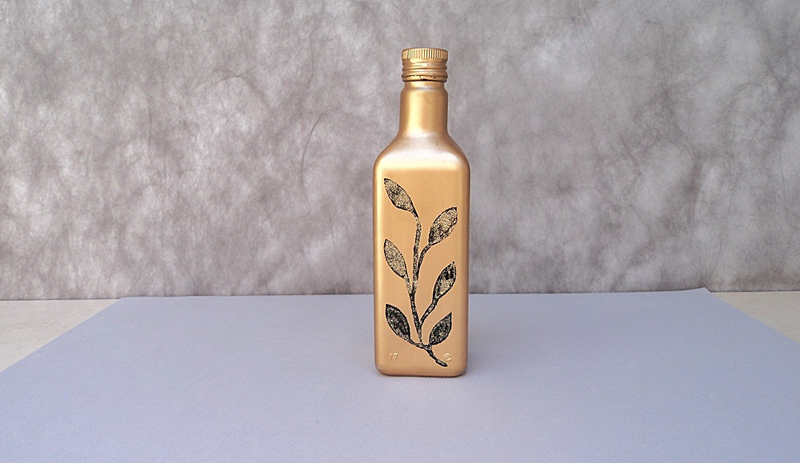 garrafa de vidro pintada com folhas