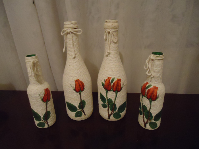 decoração de garrafa com barbante e flor