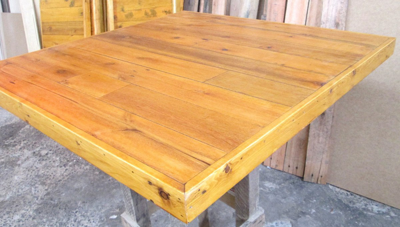 mesa com madeira amarela