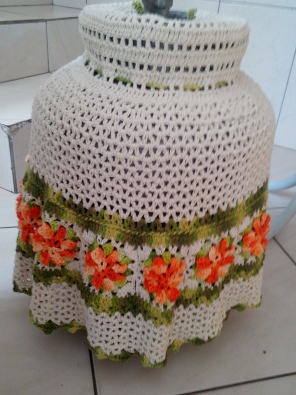 capa de bojão de crochê com flor