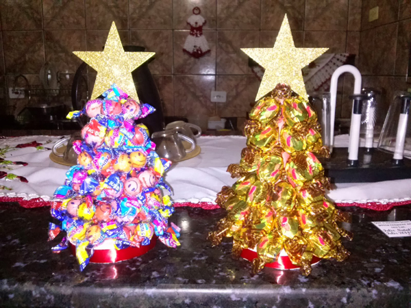 arvore de natal com balas com estrela