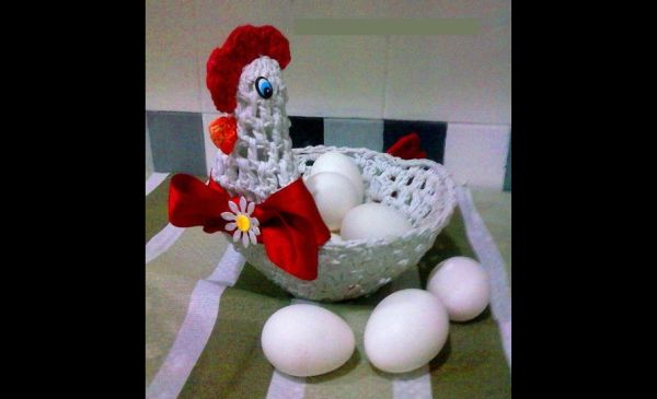 galinha em crochê porta ovo com laço