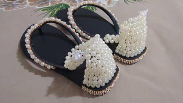 sandalias havaianas personalizadas com miçangas passo a passo