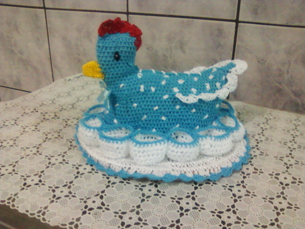 galinha em crochê porta ovo azul