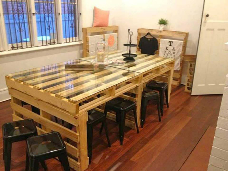 mesa com madeira para jantar