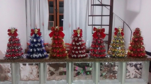 diversas arvore de natal com balas 