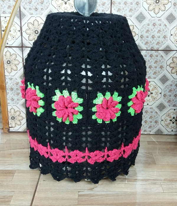capa de bojão de crochê preta e rosa