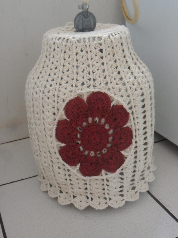 capa de bojão de crochê com aplicação de flor capa de bojão de crochê com aplicação de flor