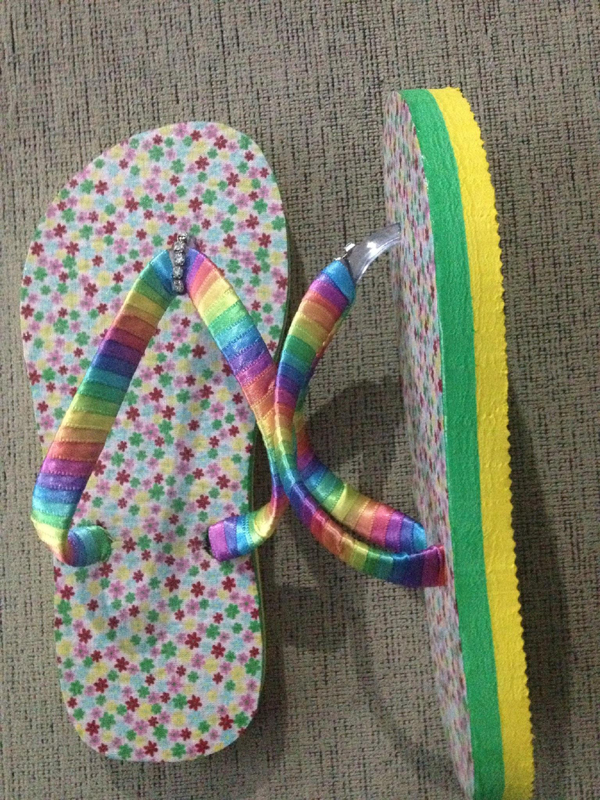 decoupage nos chinelos arco iris