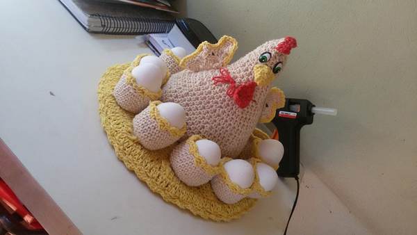 galinha em crochê porta ovo barbante amarelo