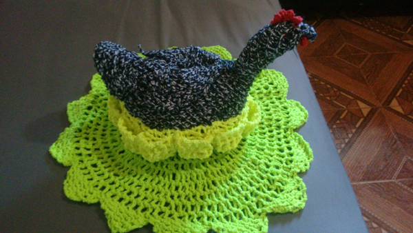 galinha em crochê porta ovo cinza