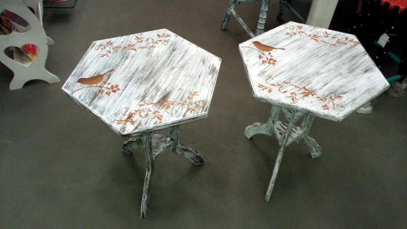 mesa com madeira pintada