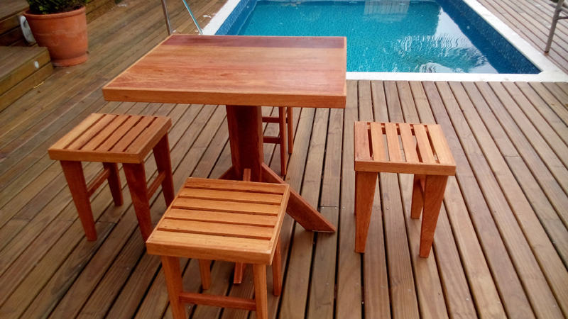 mesa com madeira para piscina
