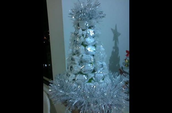 arvore de natal com balas e festão branco arvore de natal com balas e festão branco