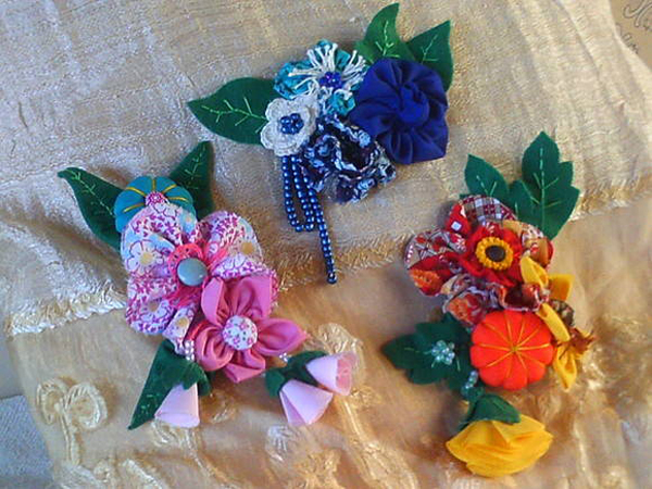 broche com flores