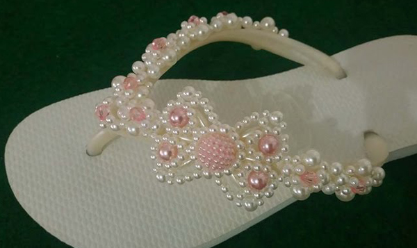 chinelo com perolas rosa