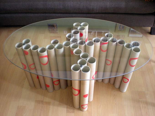 mesa com papelão tubos