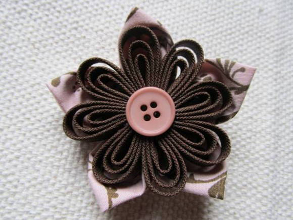 broche com botão