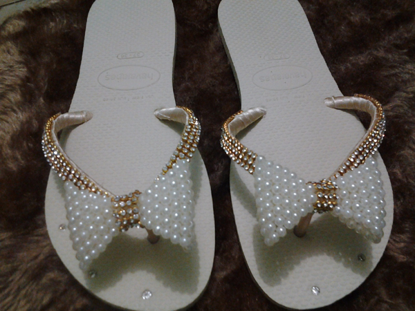 chinelo com perolas brilhante 