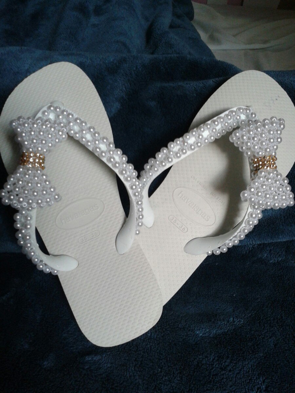 chinelo com perolas simples