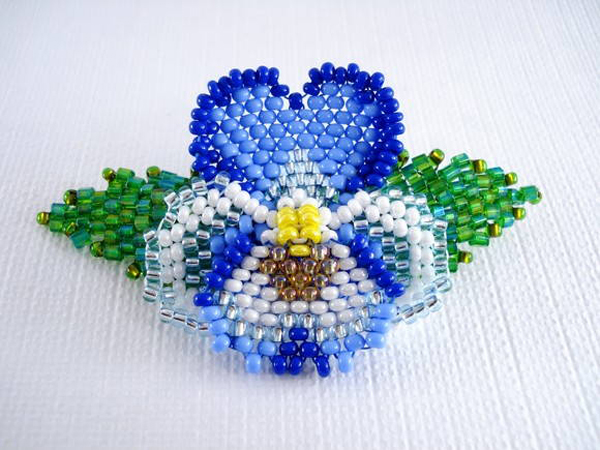 broche com miçangas