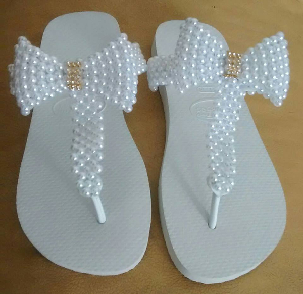 chinelo com perolas diferente