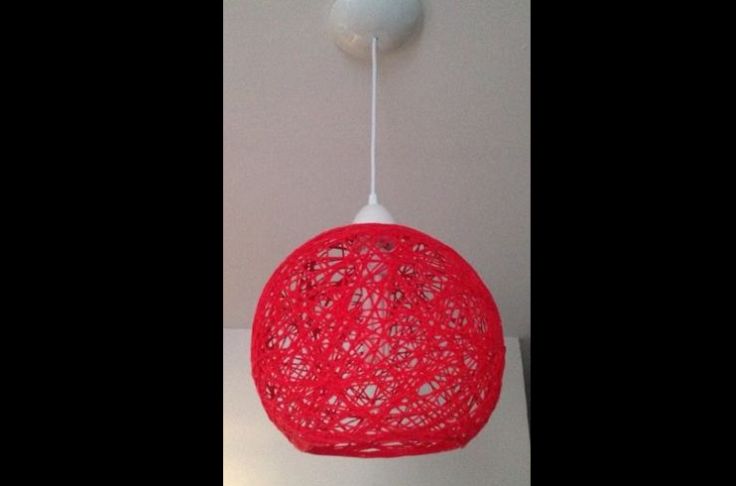 lustre de barbante vermelho