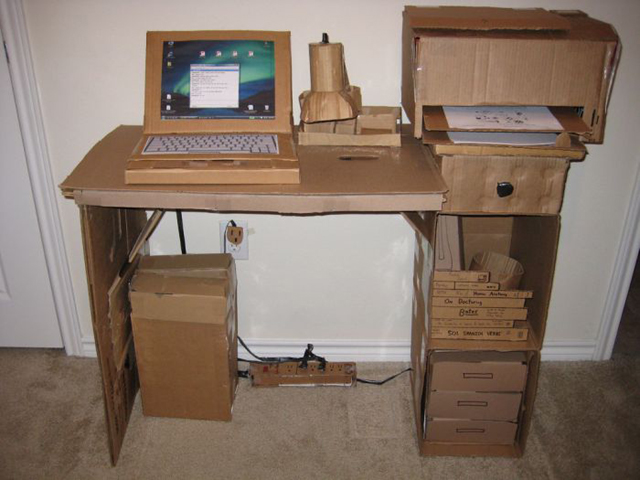 mesa com papelão escrivaninha