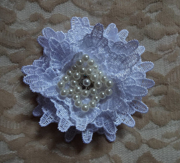 broche com renda