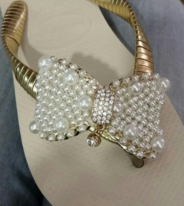 chinelo com perolas dourado