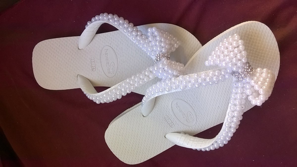 chinelo com perolas branco