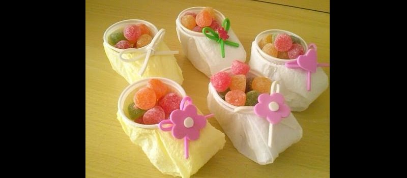 sapatinho de copo descartável com flor sapatinho de copo descartável com flor