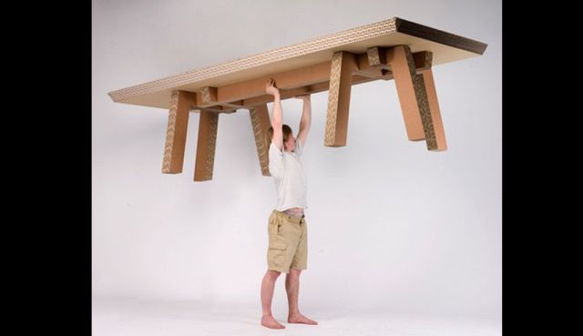 mesa com papelão grande