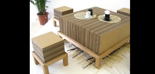 mesa com papelão de centro