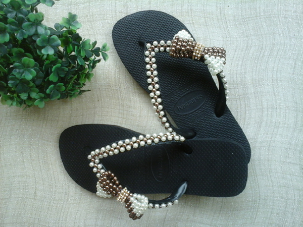chinelo com perolas colorido