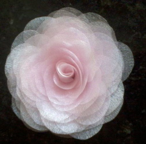 flor com tecido rosa clara