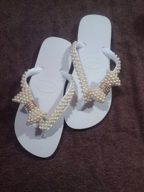 chinelo com perolas chique